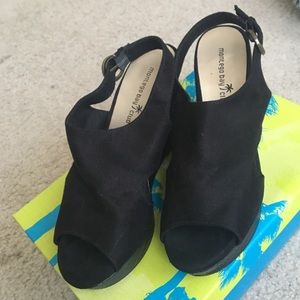 Black wedges